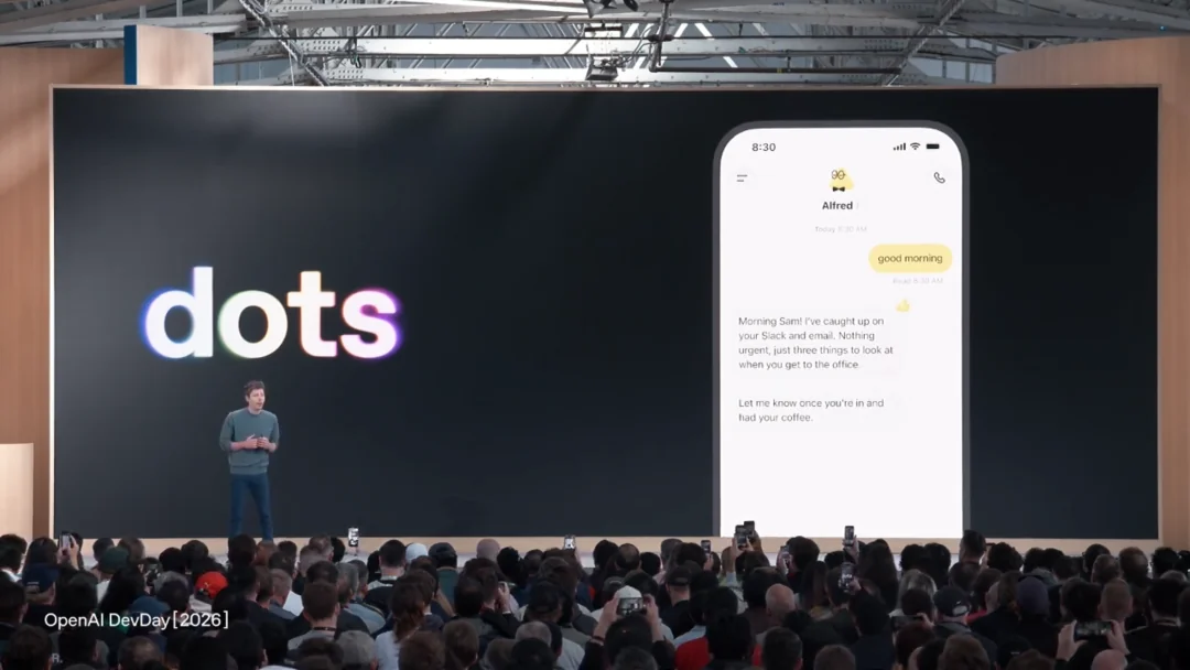 Сэм Альтман представляет OpenAI Dots на DevDay 2026; на экране телефона Dot по имени Alfred пересказывает Slack и почту